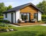  Easy Bungalow 84 - Moderne Außenansicht des Luxana Bungalow 84 mit Terrasse und Garten, kompakte Bauweise mit klassischem Satteldach