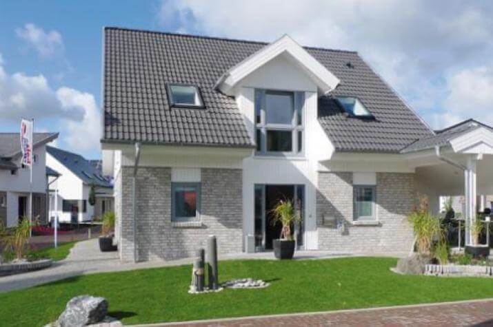 Adelby - Hauseingang mit Carport