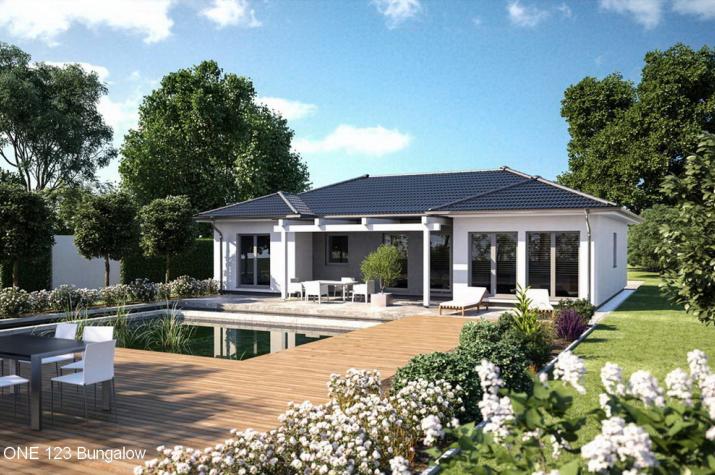 Bungalow - U-Form mit zwei Erkern - Walmdach - schlüsselfertig - Bungalow Klassisch 123 Gartenseite