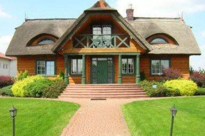Landhaus mit Reetdach - typisch für die nördlichen Regionen Deutschlands