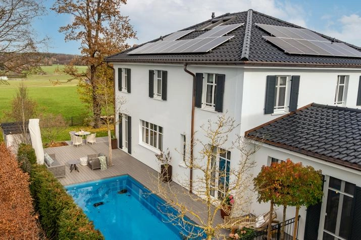 Fröhlich, Außenansicht mit Pool