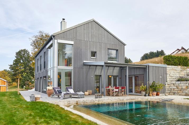 Haus am Wald - Außenansicht mit Schwimmteich