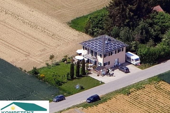 Wohnhaus, PV-Anlage auf allen Dachseiten macht autark