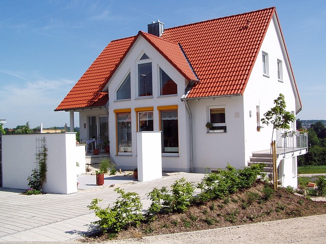 Dach mit Gaube &uuml;ber dem Eingang