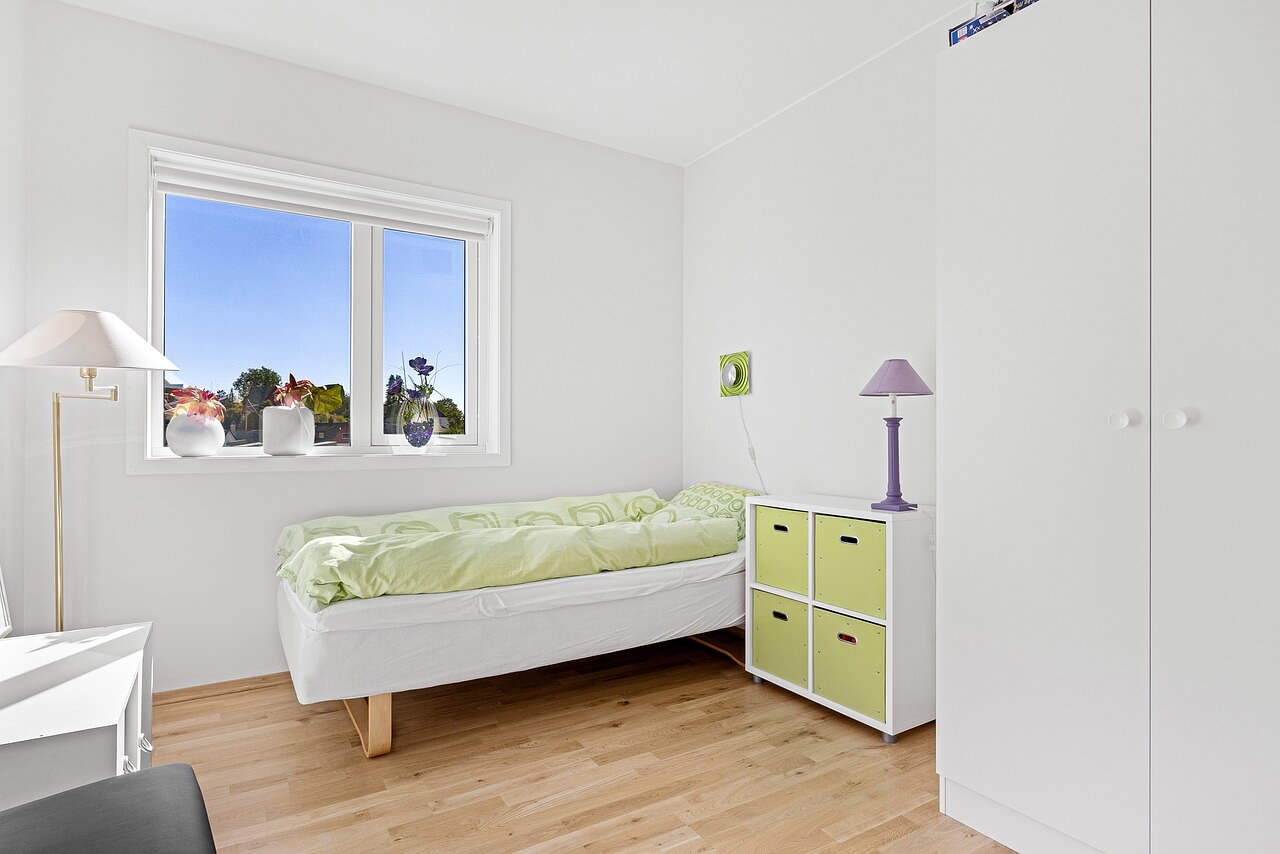 Schlafzimmer mit normaler Deckenhöhe